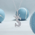Detailopname van S925 sterling zilveren letter S hanger met kroon en pavé-gezette stenen - 925 zilver / Moissaniet halskettingen met letter - S