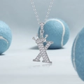 Macro-opname van een S925 zilveren ketting met een kroon op de letter X hanger en stenen - 925 zilver / Moissaniet ketting met letter - X