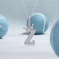 Detail van S925 sterling zilveren hanger letter Z met kroon en witte zirkoonstenen - 925 zilver / Moissaniet ketting met letter - Z