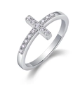 Vista macro di un anello a croce in argento S925 con pavé di moissaniti colore D - Taglia US 9 / Stile Pavé a Croce (R14699)