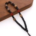 Cinturino da polso stile etnico grani neri e legno marrone scuro con accenti rossi - Modello #03