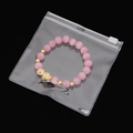 Rosa Kristallarmband mit goldenem PiXiu Anhänger in einer PVC-Verpackungstasche - 11x11cm (10 Stück/Packung)