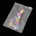 Regenbogen Herzperlen Anhänger mit pinkem Karabinerverschluss in PVC Reißverschlussbeutel - 11x16cm (10 Stück/Packung)