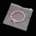 Rosa mattes Perlenarmband mit goldenem Pi Xiu Anhänger im klaren PVC Beutel - 12x12cm (10 Stück/Packung)