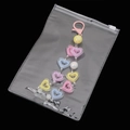 Bunter Herzperlen Schlüsselanhänger mit rosa Karabinerverschluss im PVC Druckverschlussbeutel - 13x19cm (10 Stück/Packung)