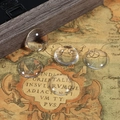 Vijf ronde helderglazen cabochons voor DIY sieraden maken op vintage kaart achtergrond - Rond Diameter 25mm