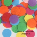 Gedetailleerde macro-opname van 30mm gekleurde viltcirkels voor DIY knutselprojecten - Ronde Patch 30mm Willekeurige Mix