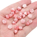 Dettaglio macro di perle a forma di rosa rosa perlata per gioielli fai da te e hobby - 8x5mm (Circa 100 Pezzi/Confezione) / Camelia Perlata Serie Rossa