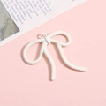 Pendentif nœud blanc mignon avec finition mate pour bijoux DIY et accessoires - Petit / Blanc Cassé