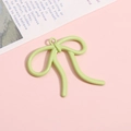 Hübscher hellgrüner lackierter Schleifenanhänger für DIY-Schmuck mit glatter Oberfläche - Klein / Hellgrün