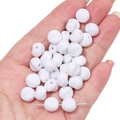 Perline bianche irregolari in acrilico in mano per la creazione di gioielli e artigianato - 10mm (Foro Circa 1.5mm) / Set da 30 / Bianco