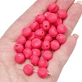 Perles en acrylique rose vif irrégulières avec trou pour la création de bijoux DIY - Rose rouge