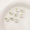 Cuentas de corazón plateadas con cristales verde esmeralda y blanco para joyería DIY - Corazón (BSD879) / 1 Pieza (14x13mm) / Strass Redondo Verde