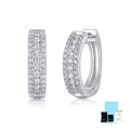 Vue détaillée des boucles d'oreilles huggie en argent S925 avec trois rangées de moissanite - Boucles d'oreilles Et Boîte d'emballage (Avec Certificat) / Argent(E13353)