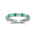 Dettaglio ravvicinato di anello eternity con smeraldi e diamanti su argento - US 5 / Arcobaleno (Verde e Bianco)