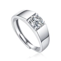 Detailopname van een S925 zilveren herenring met een ronde moissanite edelsteen - Fanfan-stijl - Ronde Brede Band / Moissaniet Hoofdsteen