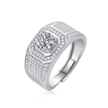 Macro-zijaanzicht van de 4-klauw moissanite zetting en verstelbare ring van S925 zilver - Unieke Stijl - Vier Pootjes Pavé / Moissaniet Hoofdsteen