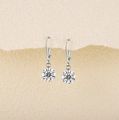 Dettaglio di orecchini a gancio in argento S925 con cristallo a taglio tondo brillante - Stile Moissanite a Doppio Carato