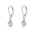 Détail macro de boucles d'oreilles dormeuses en argent avec pierres moissanite rondes - Pendentif Solitaire en Moissanite à Fermoir Dormeuse (E13912-8.0+GRA/Carte Noire) / Argent 925