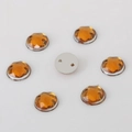 Amberkleurige ronde acryl naaistenen met een platte zilveren basis en twee gaten - Donker Koffie