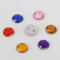 Gekleurde gefacetteerde ronde acryl naaistenen met een platte achterkant en twee gaten - Willekeurig Gemengde Kleuren