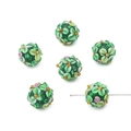 Detailansicht handgefertigter grüner Glasblumenperlen für DIY-Schmuckherstellung - 12mm (1 Stück) / Dunkelgrün