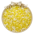Gemischte gelbe und weiße Glasperlen und Röhrenperlen auf einem goldenen Tablett - 450g / Gelbe Serie