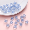 Perlina in vetro azzurro fatta a mano con pois bianchi per creazione gioielli DIY - 12x8mm / Blu