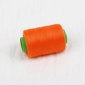 Filo da cucito in poliestere arancione vibrante su anima in plastica verde per il fai da te - Circa 300m (1 Pezzo/Confezione) / Rosso Arancio