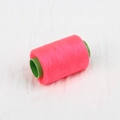 Bobina di filo per cucire in poliestere rosa neon su anima in plastica per il fai-da-te - Circa 300m (1 Pezzo/Confezione) / Rosa Pesca
