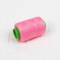 Filo da cucito in poliestere rosa su rocchetto di plastica verde per lavori fai-da-te - Circa 300m (1 Pezzo/Confezione) / Rosa