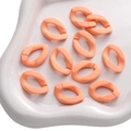 Eslabones de acrílico naranja mate para joyería DIY en una bandeja blanca mate - Hebilla Ovalada Sólida / 5 Piezas / Naranja
