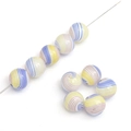 Perla in vetro fatta a mano con strisce a spirale colorate in blu, giallo e rosa - Serie Bianco Blu / 14mm