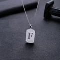 Minimalistische zilveren roestvrijstalen dog tag ketting met uitgesneden letter F - Letter F Hol Ontwerp (HP0046SF)