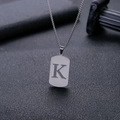Minimalistische roestvrijstalen halsketting met dog tag hanger en opengewerkte letter K - Letter K Hol Ontwerp (HP0046SK)