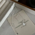 Detaillierte Makroansicht der S925 Sterling Silber Blumenhalskette auf einer Karte - Blumenanhänger-Stil (Gehämmertes Silber Blumenkette) / 925er Silber