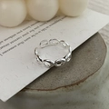 Detalle de anillo abierto de cadena ovalada irregular en plata s925 sobre base de piedra - Abierto Ajustable / Plata