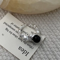 Detalle de anillo de plata S925 con textura de lava e incrustación de ónix negro - Plata