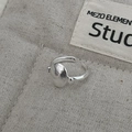 Makrodetail des S925 Sterlingsilberrings mit Hammerschlag-Textur und echtem Silberstempel - Einstellbar Offen / Silber