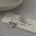 Detailansicht der silbernen, minimalistisch geflochtenen Knoten-Ohrstecker - 925er Silber / Silber