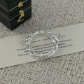 Dettaglio dell'anello in argento S925 intrecciato su scatola regalo con cartolina - Aperto Regolabile / Argento