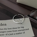 Detailansicht eines S925 Sterling Silber Herzrings auf elegantem Geschenkhintergrund - Silber