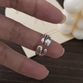 Gros plan détaillé bague ouverte en argent sterling S925 avec finition métal liquide poli - Argent