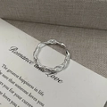 Detalle de anillo de plata S925 trenzada sobre papel con diseño estilo vintage - Abierto Ajustable / Plata