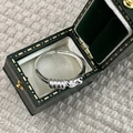 Vista detallada del anillo anudado de plata 925 en un joyero verde de estilo vintage - Abierto Ajustable / Plata