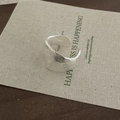 Makroaufnahme des S925 Sterlingsilber-Rings mit seiner einzigartigen matten Froststruktur - Silber