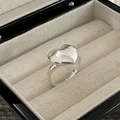 Nahaufnahme eines polierten S925 Sterling Silber Herzrings in einer edlen Schmuckschatulle - Einstellbar Offen / Silber