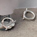 Élégantes boucles d'oreilles créoles nouées en argent sterling S925 avec fini poli - Argent