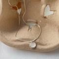 Dettaglio del ciondolo ovale in calcedonio bianco su catena in argento sterling S925 - Argento 925 / Argento
