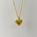 Primer plano detallado de un collar con colgante de corazón 3D dorado y seis circonitas - Plata 925 / Oro de 18K